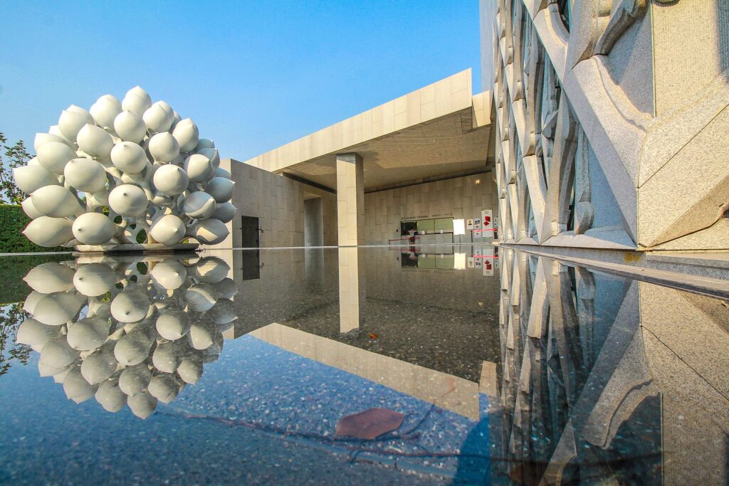 MOCA Bangkok แลนด์มาร์กใหม่ใจกลางกรุง ศูนย์รวมผลงานของศิลปินทั้งไทยและเทศ