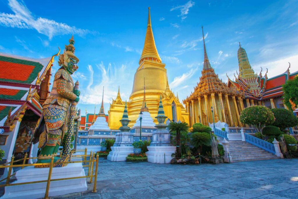 วัดพระแก้ว ที่เที่ยวสายมู กราบสักการะพระแก้วมรกต