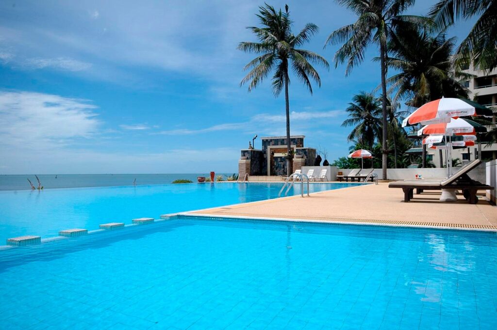 Golden Pine Beach Resort & Spa ที่พักปากน้ําปราณ ติดทะเล มีสระว่ายน้ํา