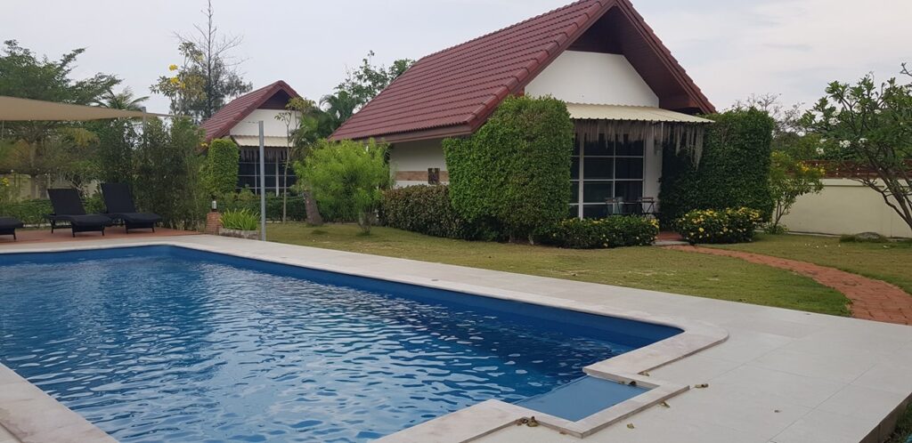 พักผ่อนแบบส่วนตัว ใกล้ชิดธรรมชาติที่ The Hillside Pranburi Resort