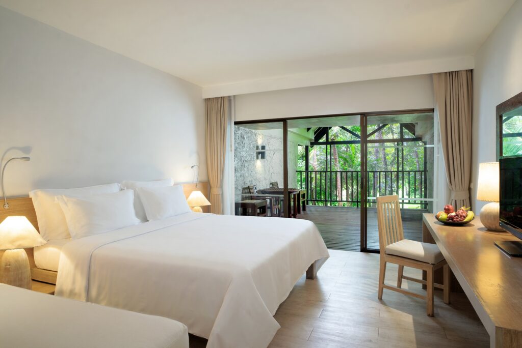 Wyndham ที่พักปากน้ำปราณที่ล้อมรอบด้วยขุนเขาและวิวทะเล