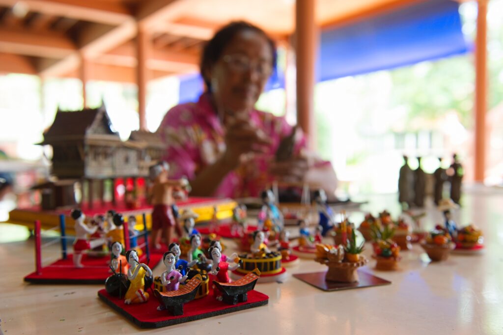 โครงการฟาร์มตัวอย่างตามพระราชดำริ และศูนย์ตุ๊กตาชาววังบางเสด็จ 