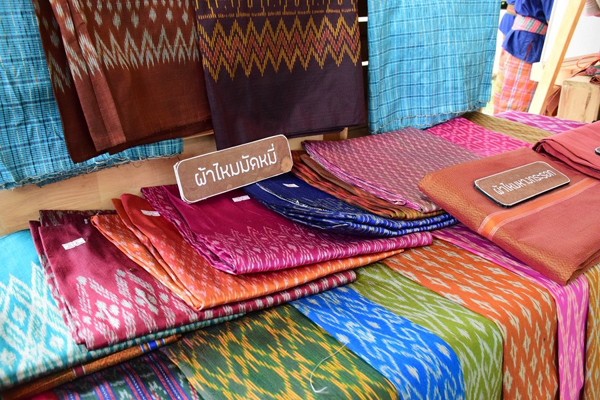 โครงการส่งเสริมศิลปาชีพบ้านสมพรรัตน์ 