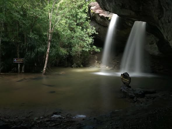 น้ำตกแสงจันทร์ ที่เที่ยวอุบลราชธานี