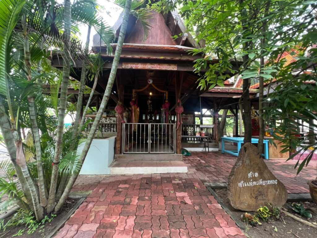 วัดดังอัมพวา